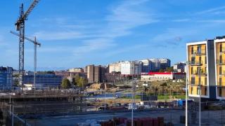Obras entre edificios ya construidos en el barrio de Xuxán.