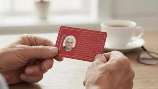 Imagen generada por IA de una persona de avanzada edad con su carné sénior.