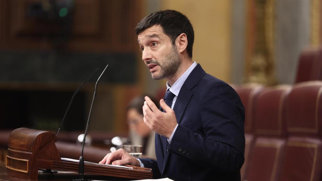 Pablo Bustinduy, ministro de Derechos Sociales, Consumo y Agenda 2030 en el Congreso de los Diputados este 19 de noviembre de 2025.