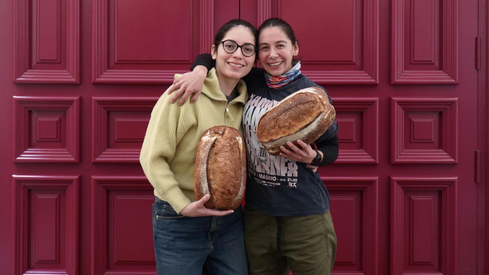 El equipo de BrödMadrid mostrando las hogazas ganadoras.