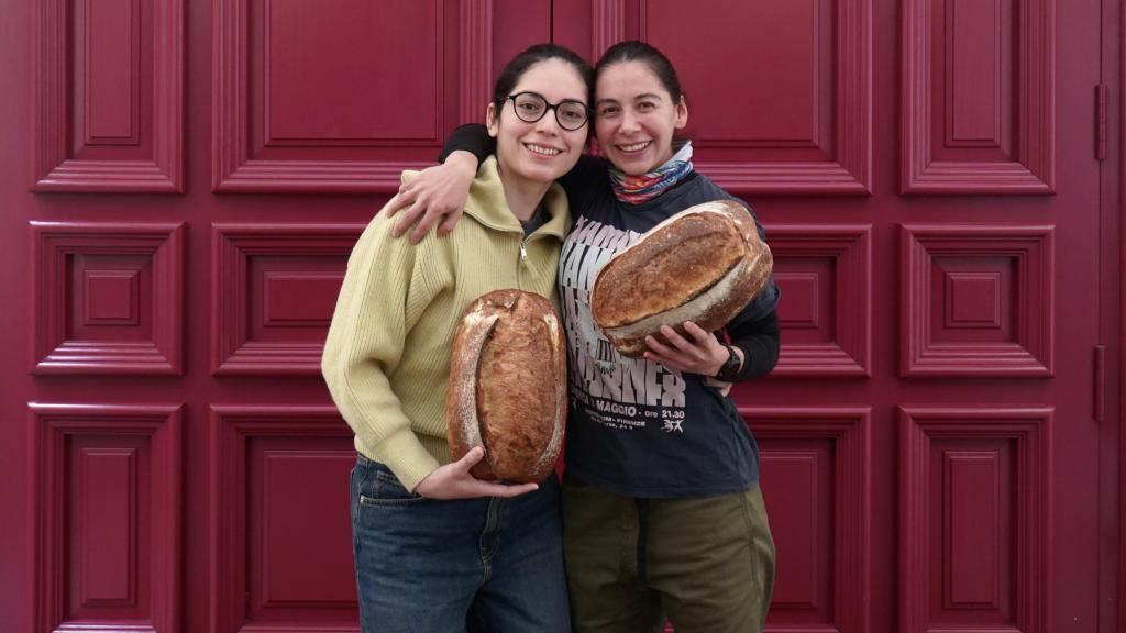 El equipo de BrödMadrid mostrando las hogazas ganadoras.