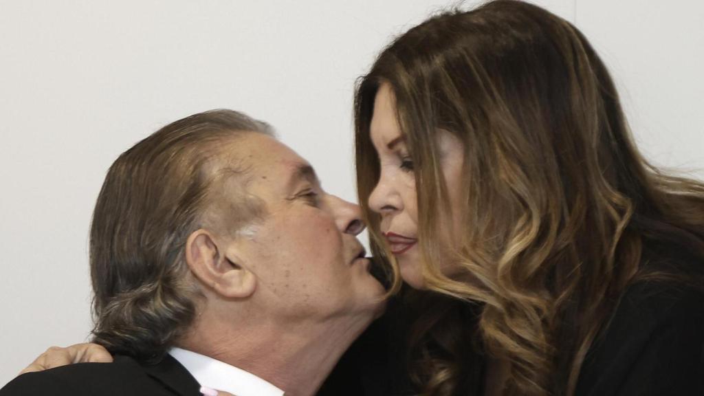 El cantante Francisco y Paca, su mujer.