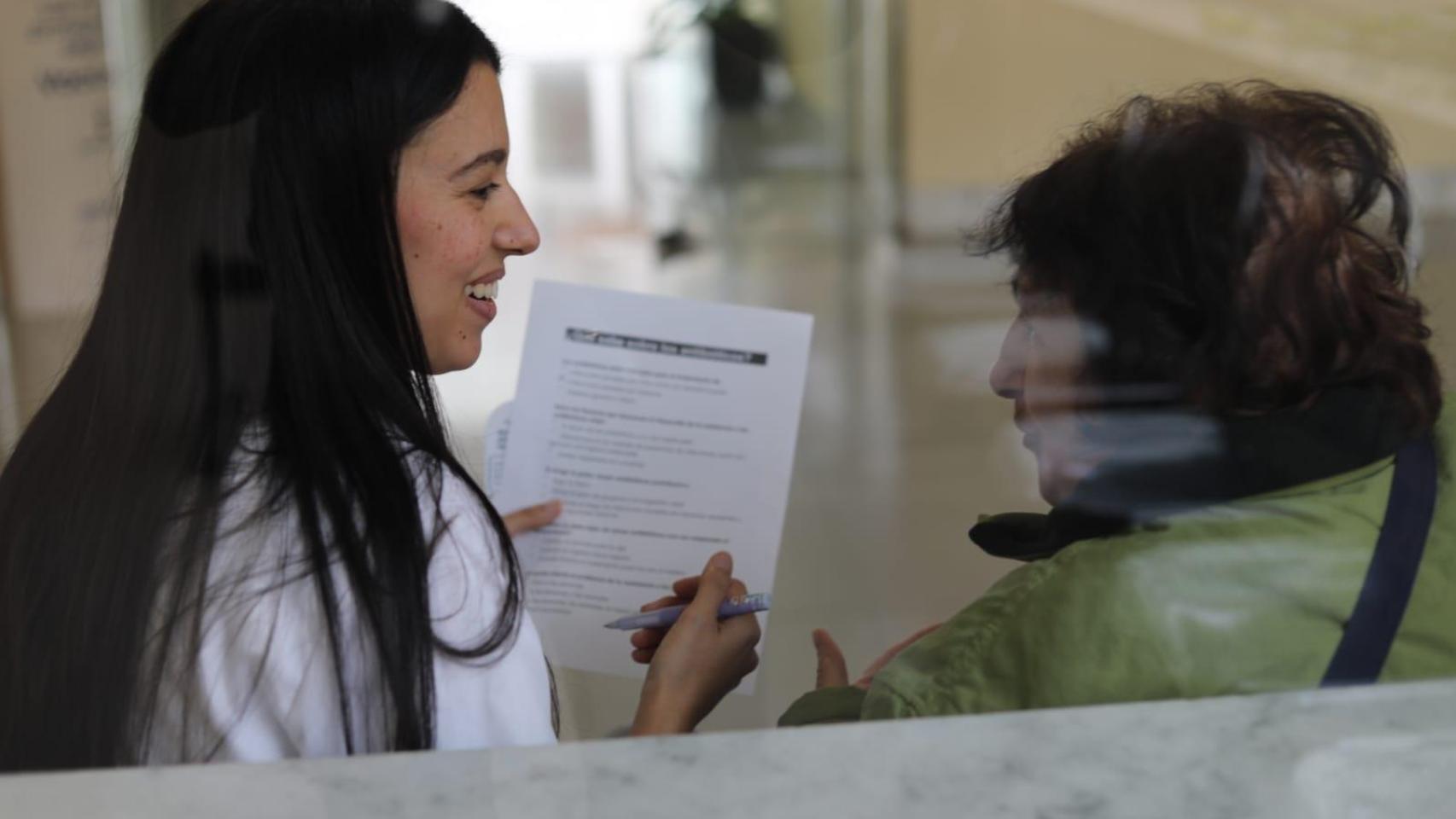 Una estudiante de enfermería realiza la encuesta a una paciente.