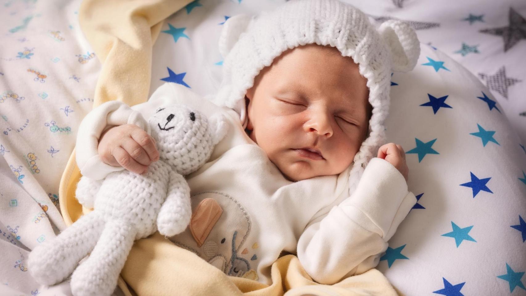Un recién nacido durmiendo
