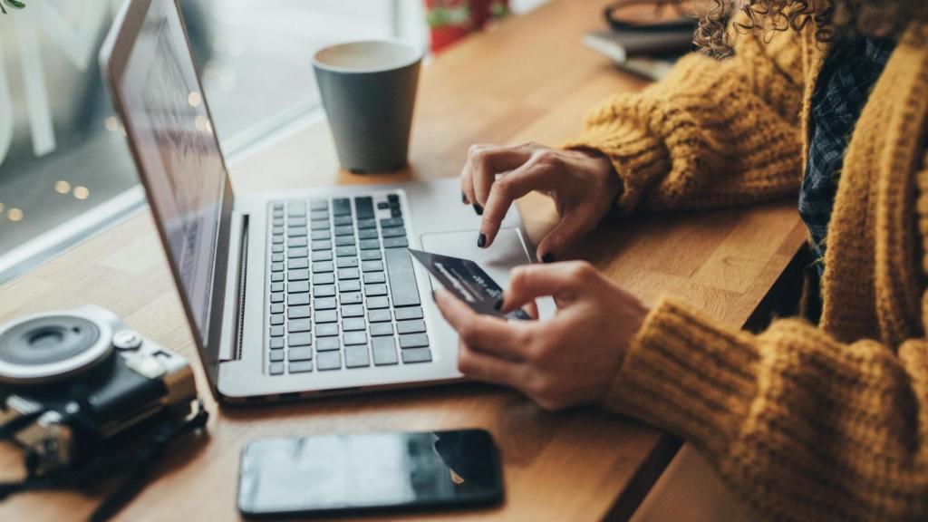 Una persona comprando online