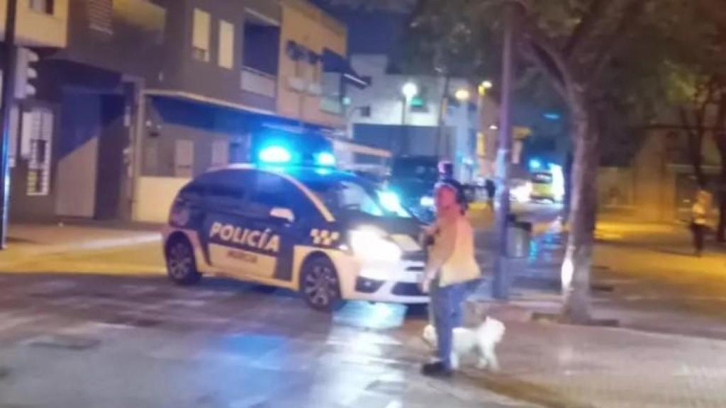 Una patrulla de la Policía Local en Puente Tocinos, el 11 de noviembre, tras el robo a Carmen.