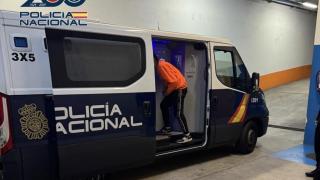 Detenido en Vigo por agredir a policías y causar daños en el mobiliario urbano, en un coche patrulla y en otro vehículo aparcado