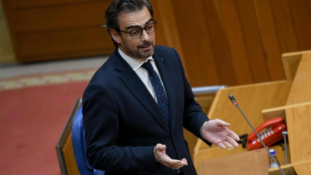 El conselleiro de Presidencia, Diego Calvo, en el Parlamento.