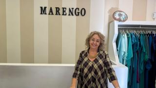 Carmen García detrás del mostrador de su tienda.