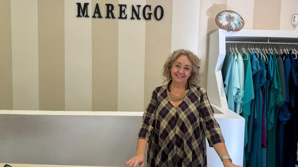 Carmen García detrás del mostrador de su tienda.