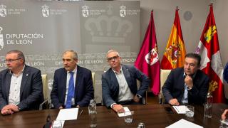 El alcalde de Cistierna, Luis Mariano Santos, y el alcalde de Villaquilambre, Vicente Álvarez, durante su reunión con el secretario de Estado de Transportes y Movilidad Sostenible, José Antonio Santano, este miércoles
