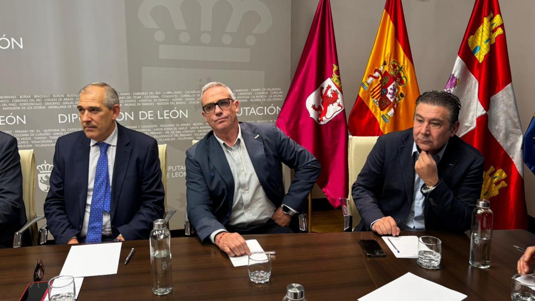 El alcalde de Cistierna, Luis Mariano Santos, y el alcalde de Villaquilambre, Vicente Álvarez, durante su reunión con el secretario de Estado de Transportes y Movilidad Sostenible, José Antonio Santano, este miércoles