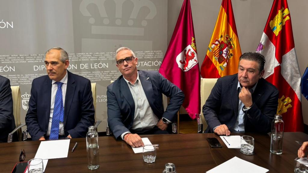 El alcalde de Cistierna, Luis Mariano Santos, y el alcalde de Villaquilambre, Vicente Álvarez, durante su reunión con el secretario de Estado de Transportes y Movilidad Sostenible, José Antonio Santano, este miércoles