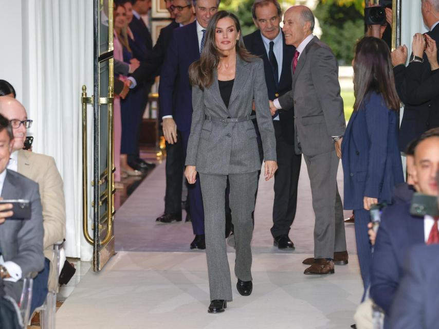 La Reina, fotografiada a su llegada a la cita.