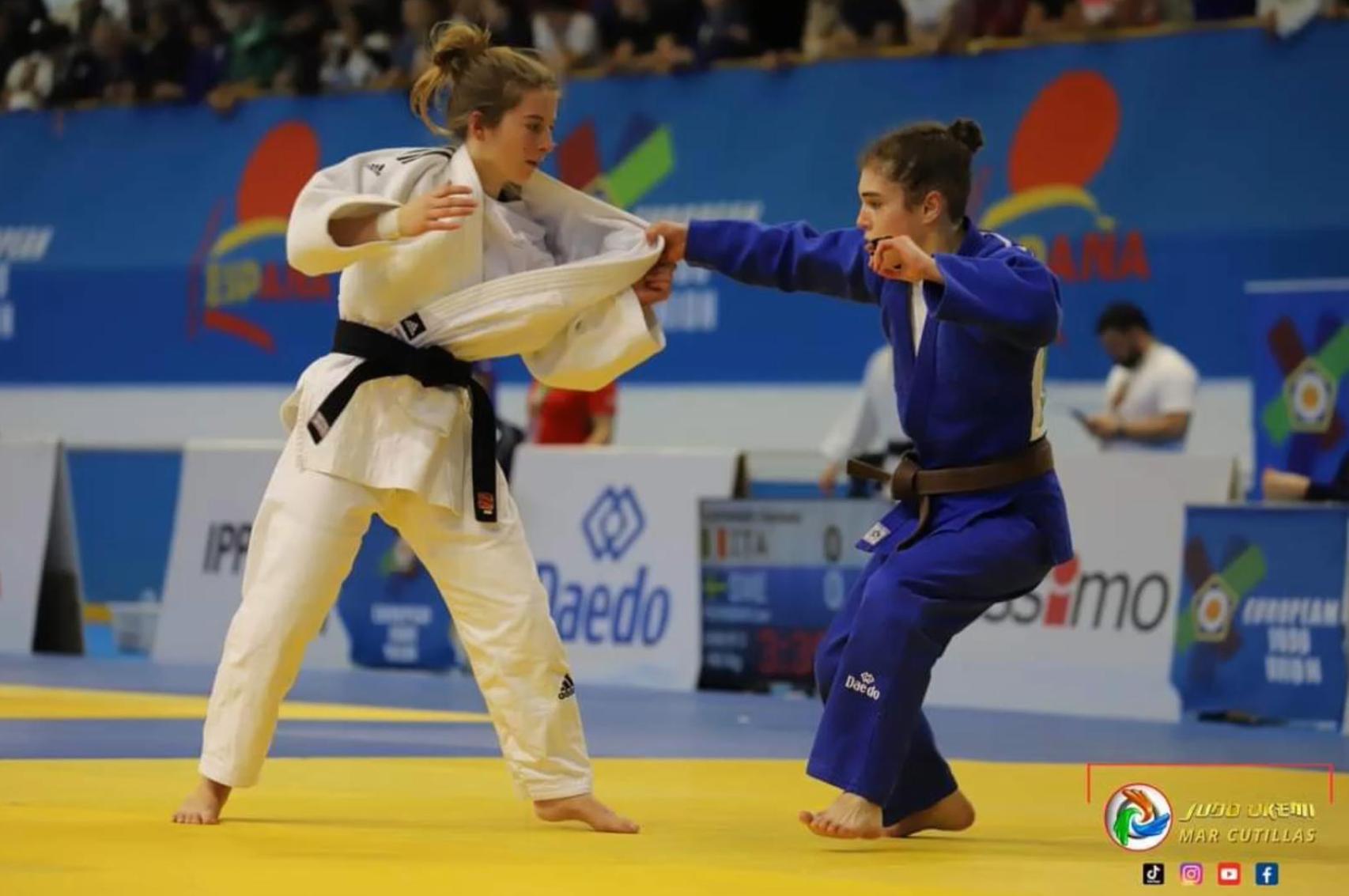 Elena Bahomende, a la derecha, durante un combate de judo