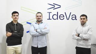 De izquierda a derecha: Daniel Mateos, 21 años, de la empresa Mnemoniq, Pedro López, 30 años, desarrollador de Softcollie y Alberto Gelado, 27 años, fundador de Irrever3nt Tech y miembro de YN.