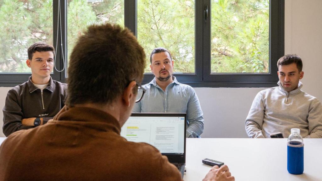 De izquierda a derecha, Daniel, Pedro y Alberto durante la entrevista.