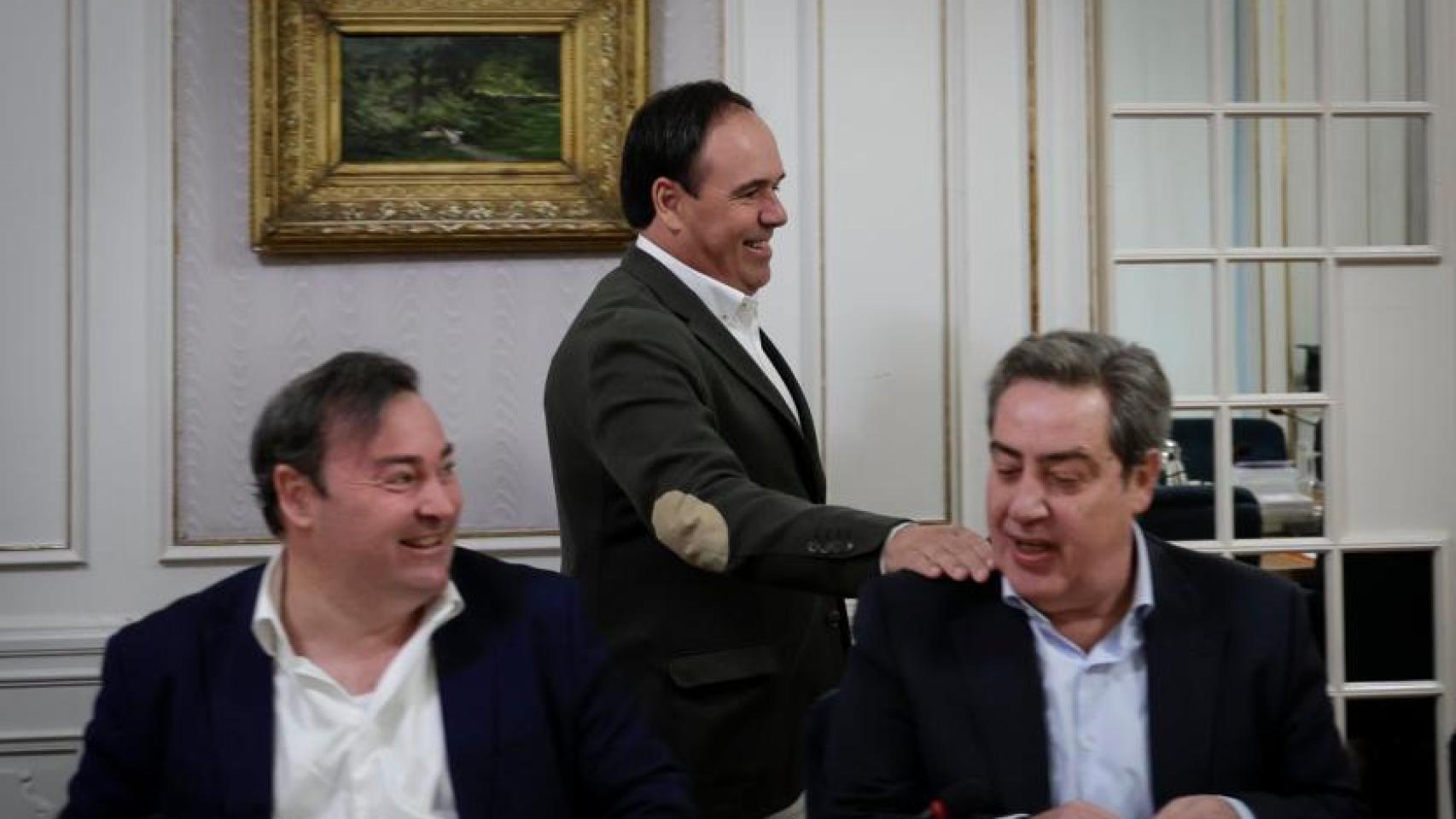 Pérez Llorca saluda a José María Llanos (Vox) en una Junta de Portavoces. José Cuéllar / Corts