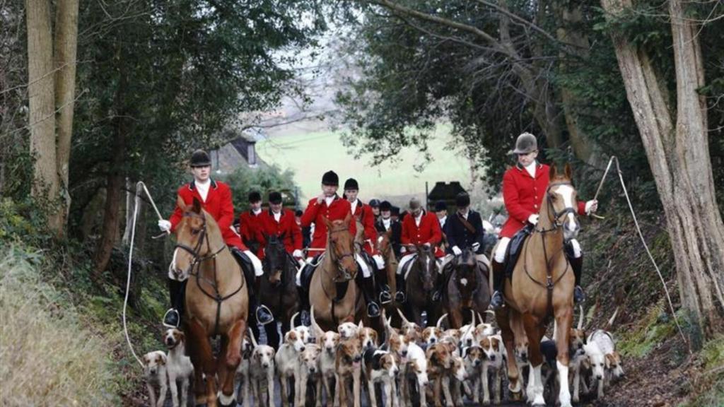 Un grupo de jinetes durante una cacería.