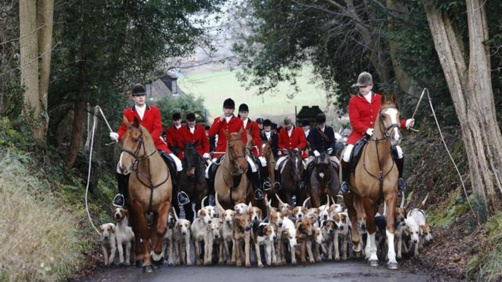 Un grupo de jinetes durante una cacería.