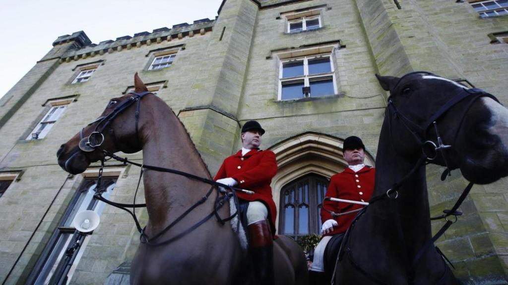 Jinetes a lomos de sus caballos.