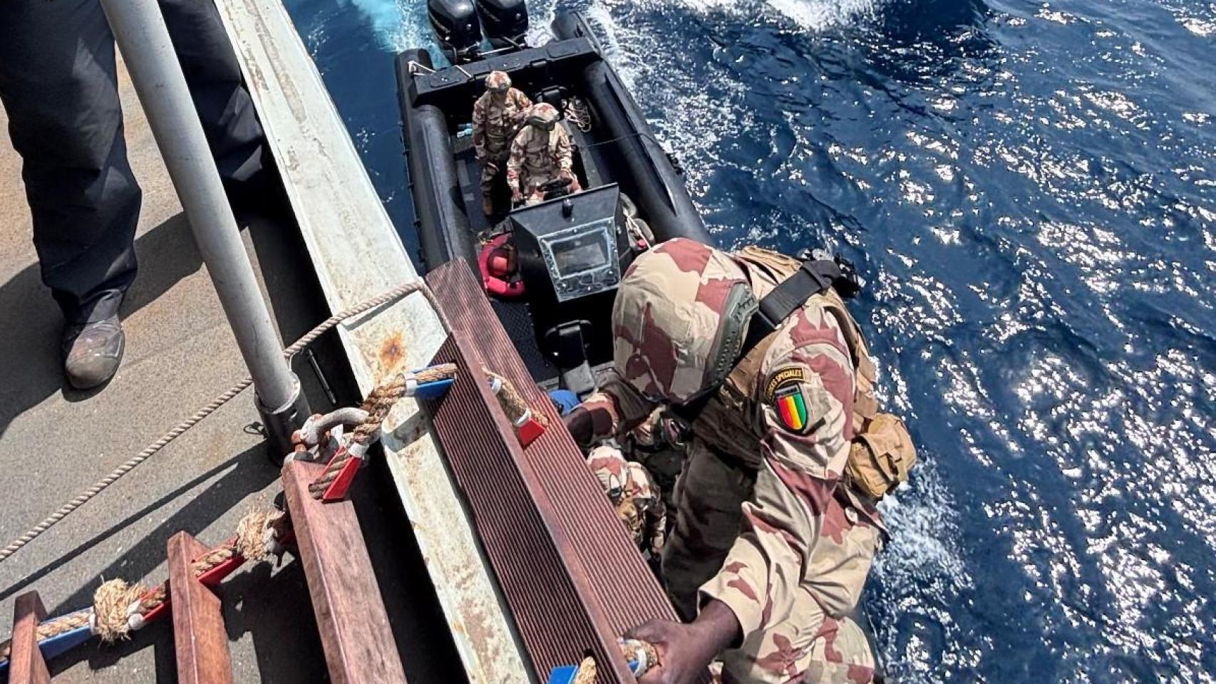 Ejercicio de abordaje a bordo del buque 'Rayo'