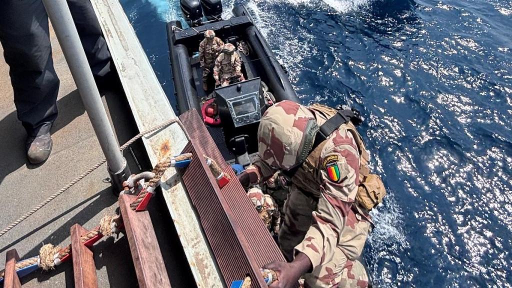 Ejercicio de abordaje a bordo del buque 'Rayo'