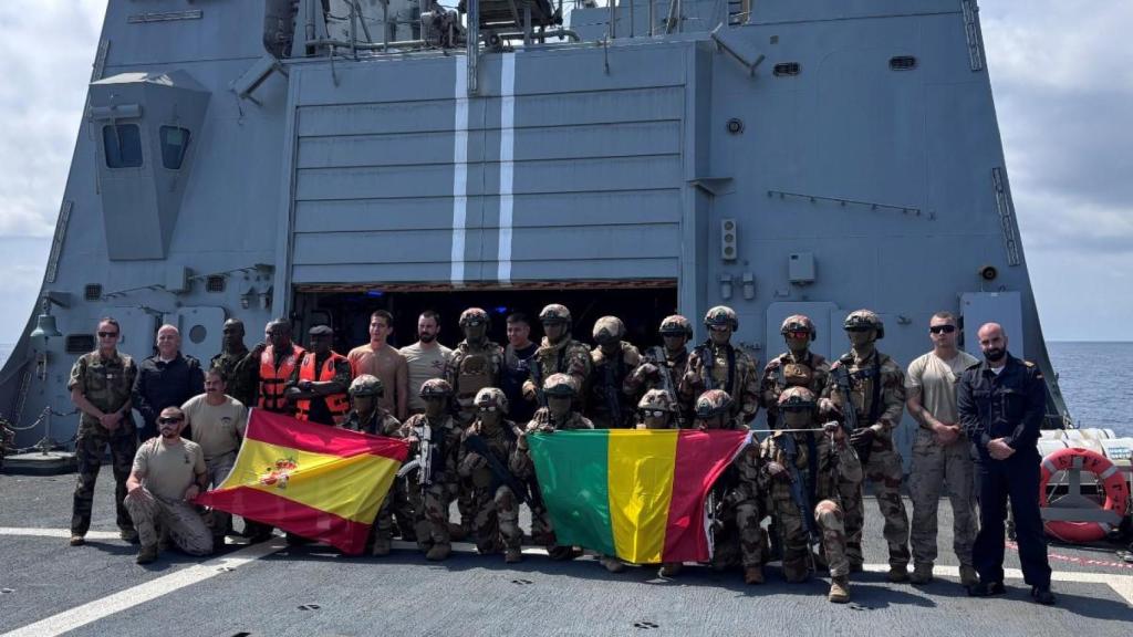 Participantes en el ejercicio Grand African Nemo en la cubierta del 'Rayo'