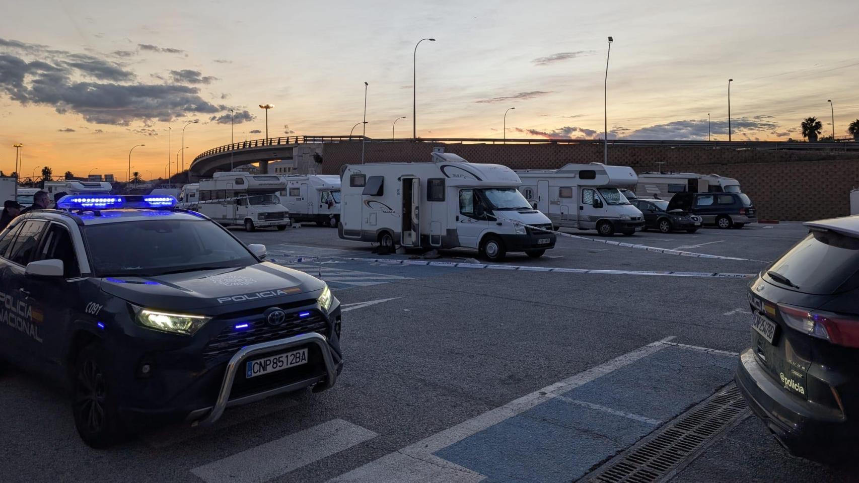 Imagen de una caravana y de varios coches de la Policía Nacional en el aparcamiento que hay junto al Carrefour Los Patios.