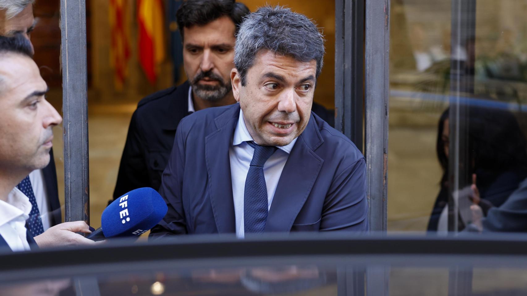 Carlos Mazón, a su salida del Palau de la Generalitat, previa a su comparecencia en la comisión de investigación de Les Corts. Efe / Ana Escobar