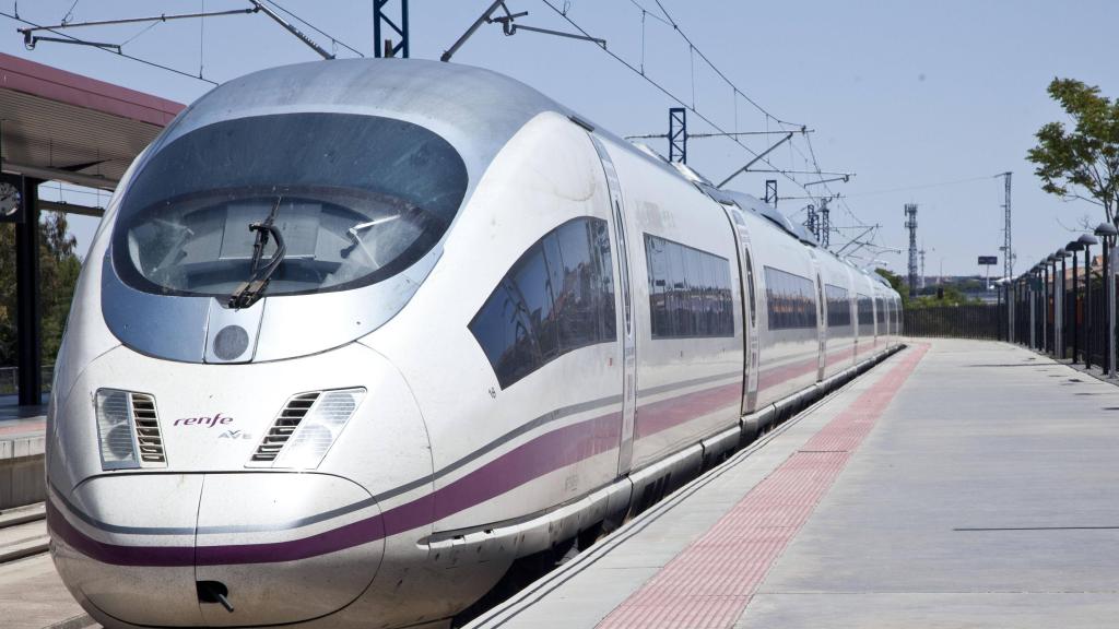 Imagen de un tren de alta velocidad en Toledo.