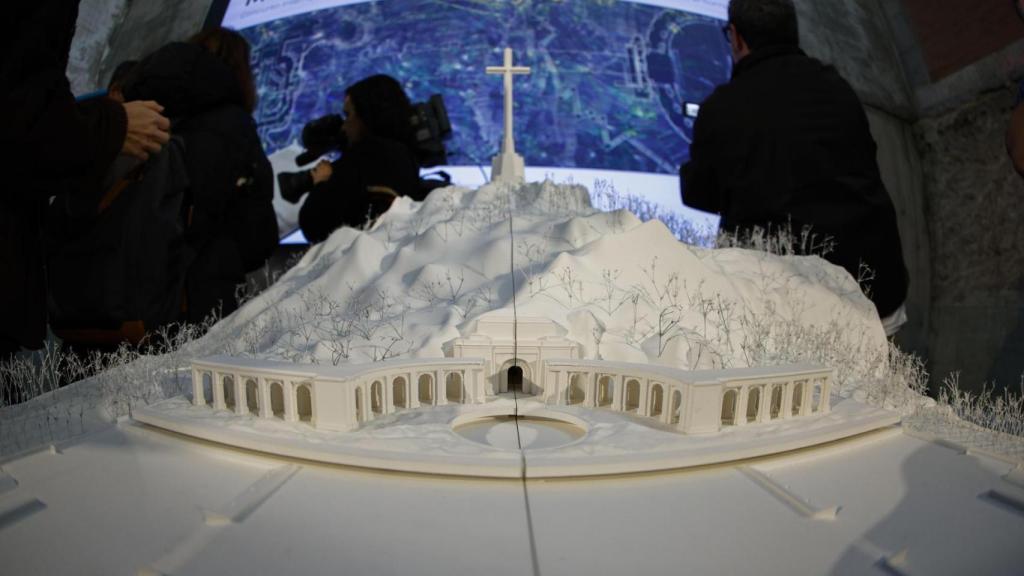 Maqueta del proyecto ganador, 'La base y la cruz'. Foto: Rodrigo Jiménez/EFE