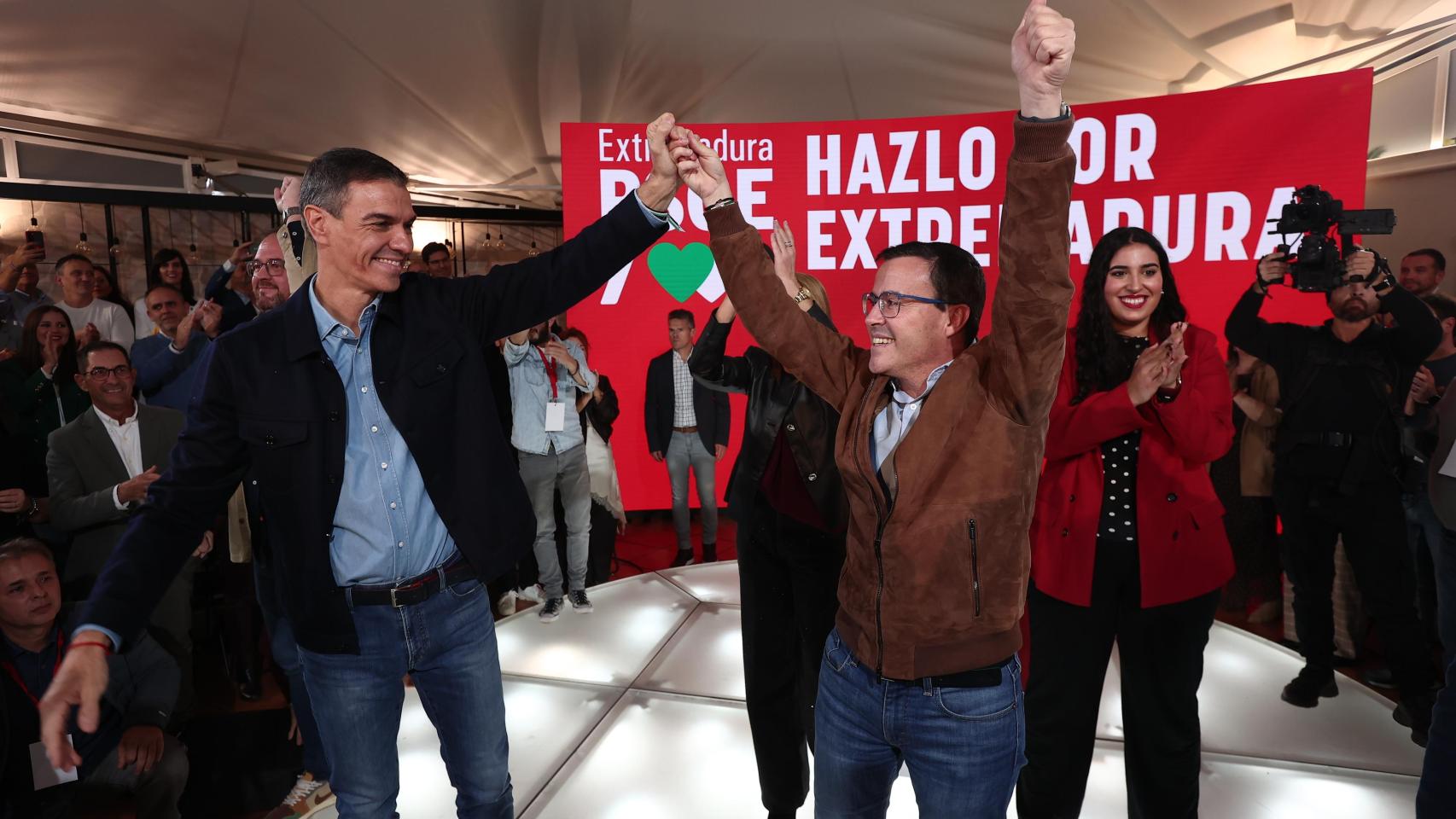 El presidente del Gobierno, Pedro Sánchez y el candidato del PSOE a la Presidencia de la Junta, Miguel Ángel Gallardo, este miércoles durante un acto de partido en Mérida.