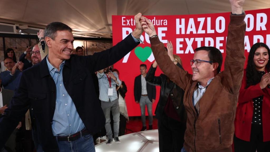 El presidente del Gobierno, Pedro Sánchez, el pasado 19 de noviembre con el candidato el PSOE a la Presidencia de la Junta de Extremadura, Miguel Ángel Gallardo.