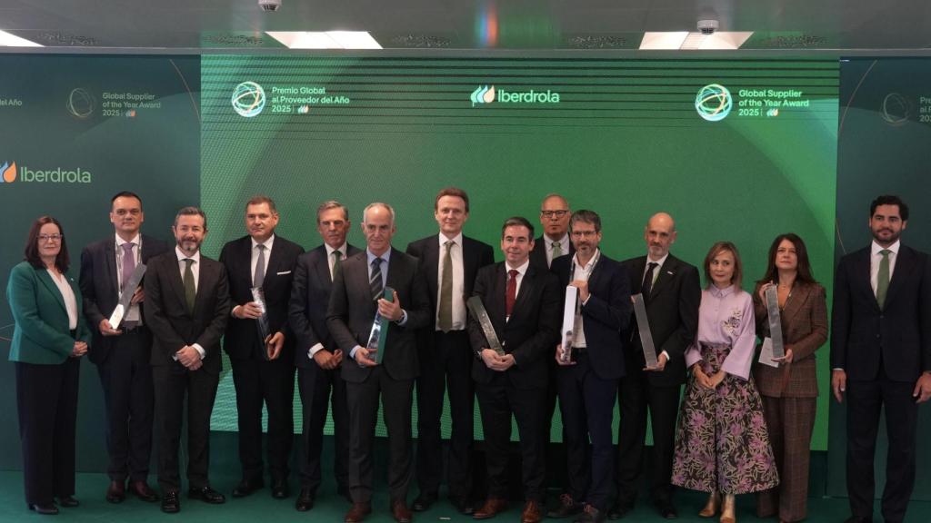 El CEO del grupo Iberdrola, Pedro Azagra, en una foto de familia durante la entrega de los Premios Globales al Proveedor 2025