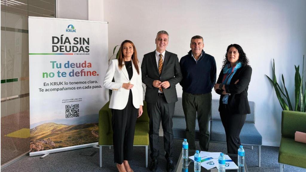 De izquierda a derecha: Alina Giurgea, directora general de Kruk España, Miguel Ángel Ruiz, presidente de la Asociación Española de Consumidores, y Dositeo Amoedo, presidente y fundador de la AEPF