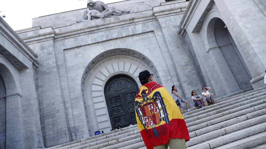 Un nostálgico del franquismo durante una vigilia en el Valle de los Caídos en protesta por la decisión de exhumar los restos de Franco, el 31 de agosto de 2018. Foto: Víctor Blanco/Gtres