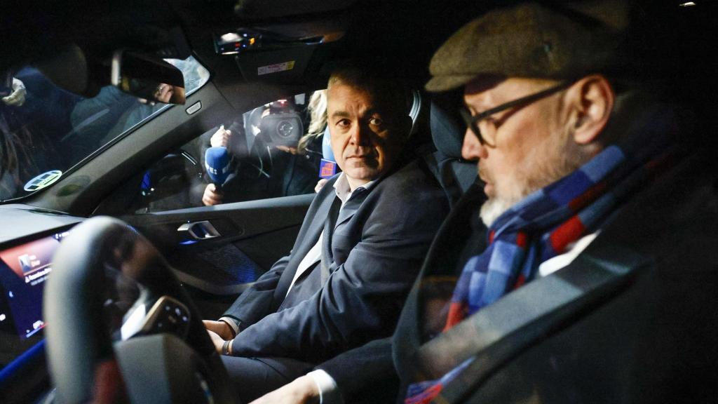 Santos Cerdán, junto a su abogado Jacobo Teijelo, durante su salida de la cárcel de Soto del Real (Madrid).