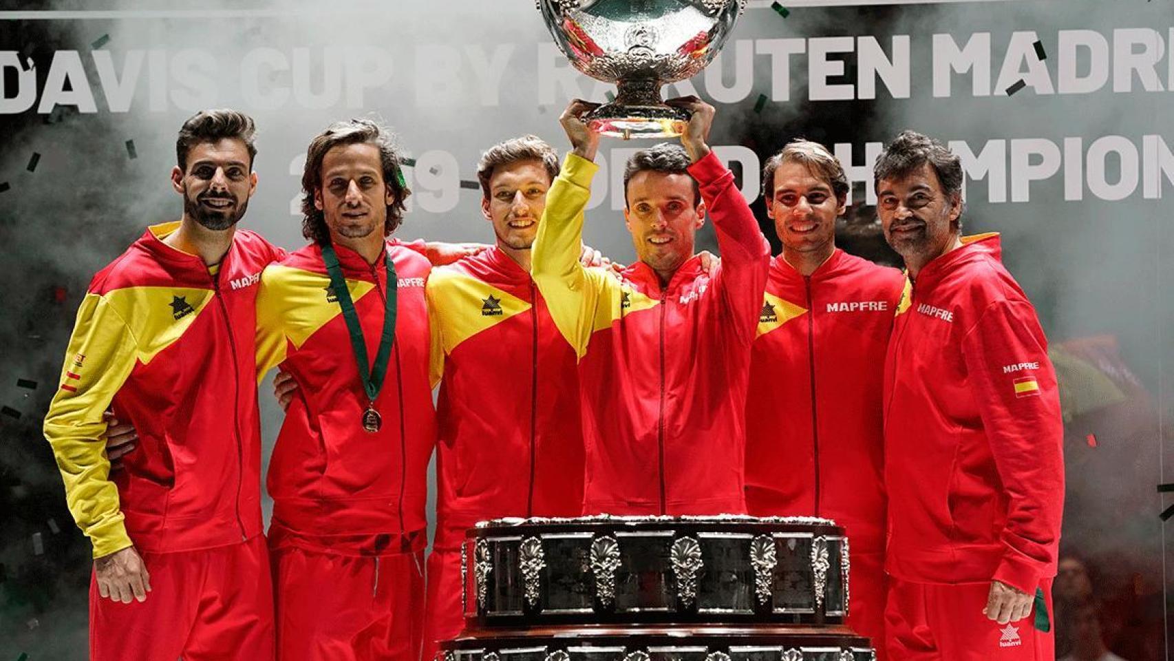 Marcel Granollers, Feliciano López, Pablo Carreño, Roberto Bautista, Rafa Nadal y Emilio Sánchez Vicario, en la Copa Davis de 2019.
