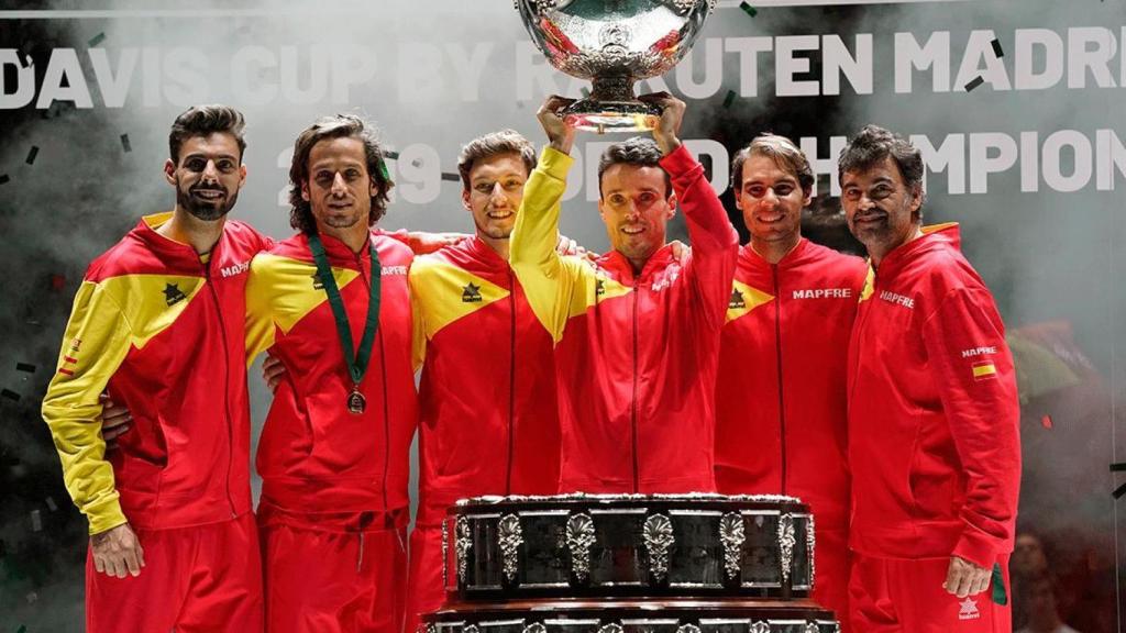 Marcel Granollers, Feliciano López, Pablo Carreño, Roberto Bautista, Rafa Nadal y Emilio Sánchez Vicario, en la Copa Davis de 2019.