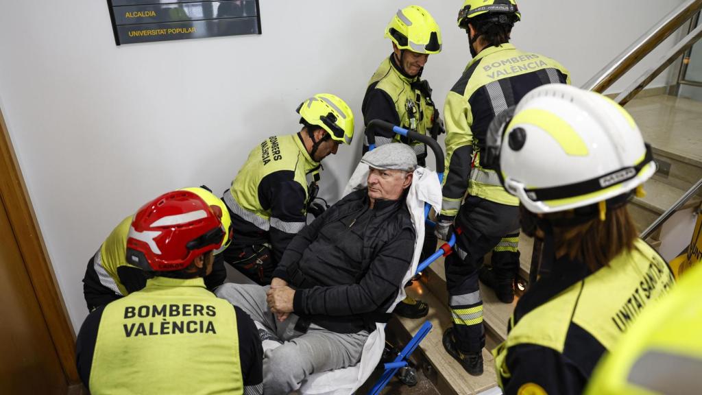 Un grupo de bomberos realiza la evacuación de un hombre en un residencia de ancianos durante la celebración del simulacro en La Torre. Efe / Ana Escobar