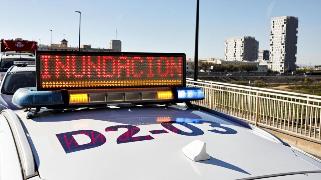 Un vehículo de la Policía Local informa de una inundación durante el simulacro en La Torre (Valencia). Efe / Ana Escobar