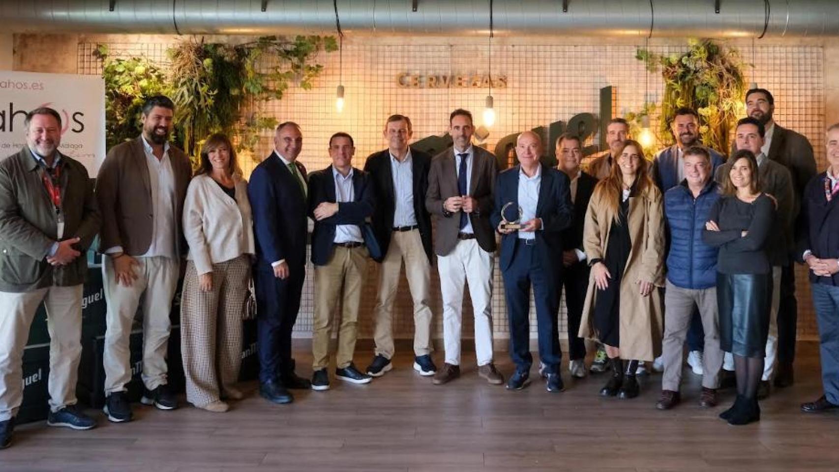 Un momento del acto con directivos de Mahos y del Unicaja.