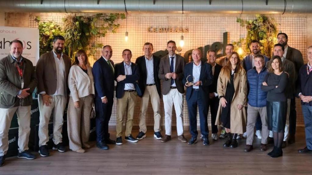 Un momento del acto con directivos de Mahos y del Unicaja.