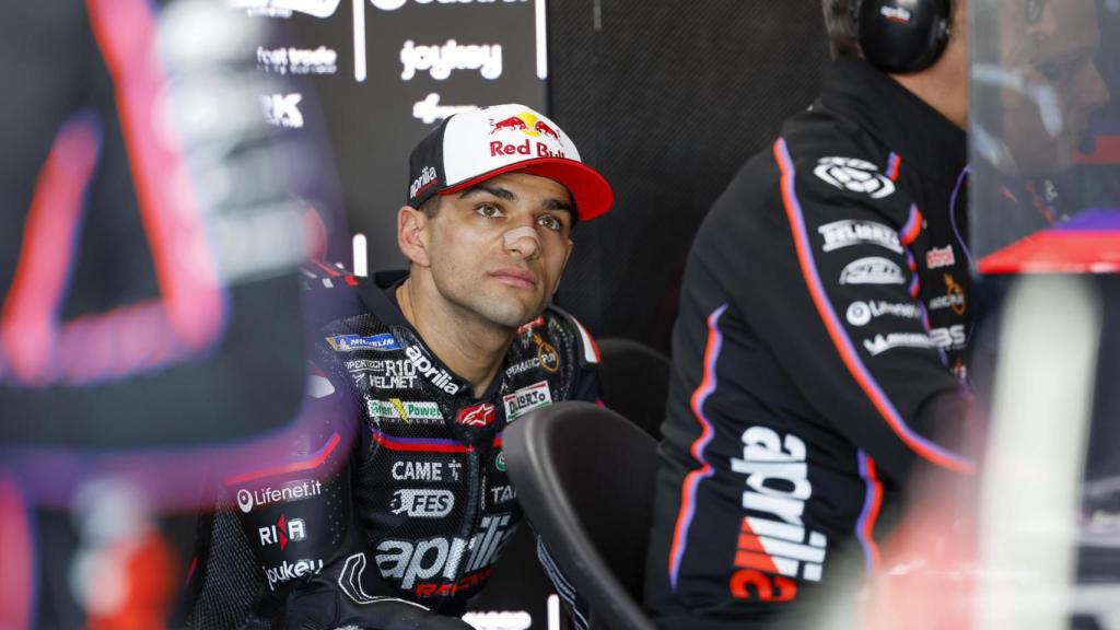 Jorge Martín, en el box de Aprilia durante el GP de Valencia.