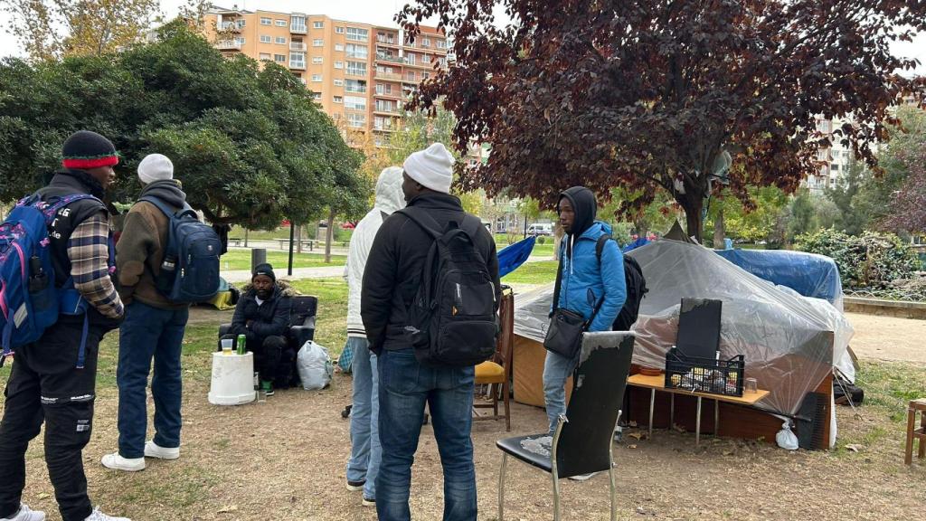 Personas sin hogar en el parque Bruil.