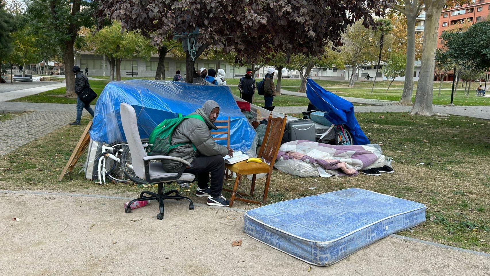 Algunas de las personas sin hogar que duermen en el parque Bruil.