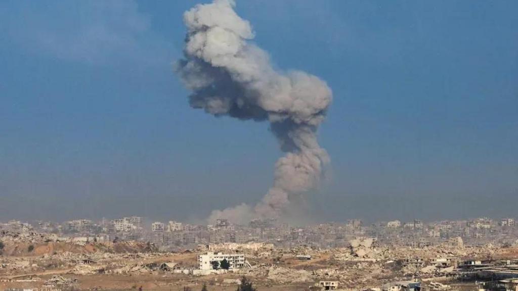 El humo se eleva tras un ataque aéreo israelí en el norte de Gaza.