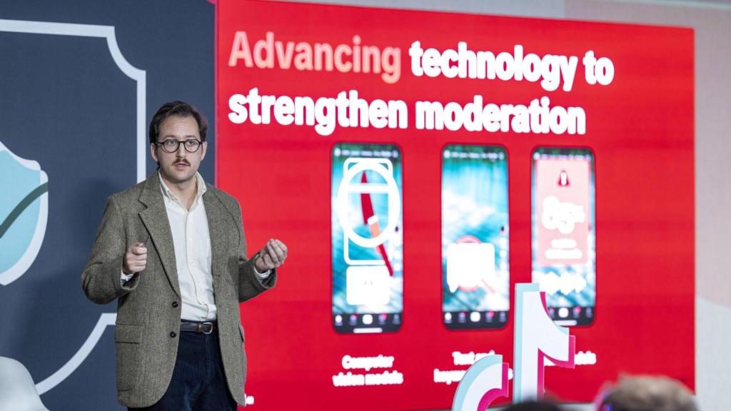 Zachary Hecht, Jefe de Desarrollo de Políticas de Confianza y Seguridad en TikTok, este 18 de noviembre en el foro de Dublín.