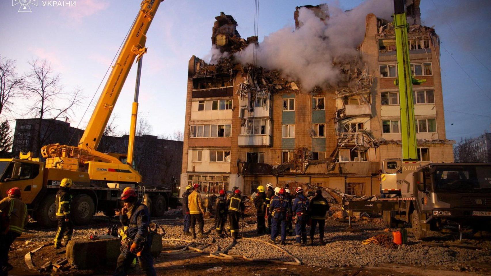 Equipos de rescate trabajan en el lugar donde dos misiles rusos impactaron contra dos bloques de viviendas en Ternópil (Ucrania).